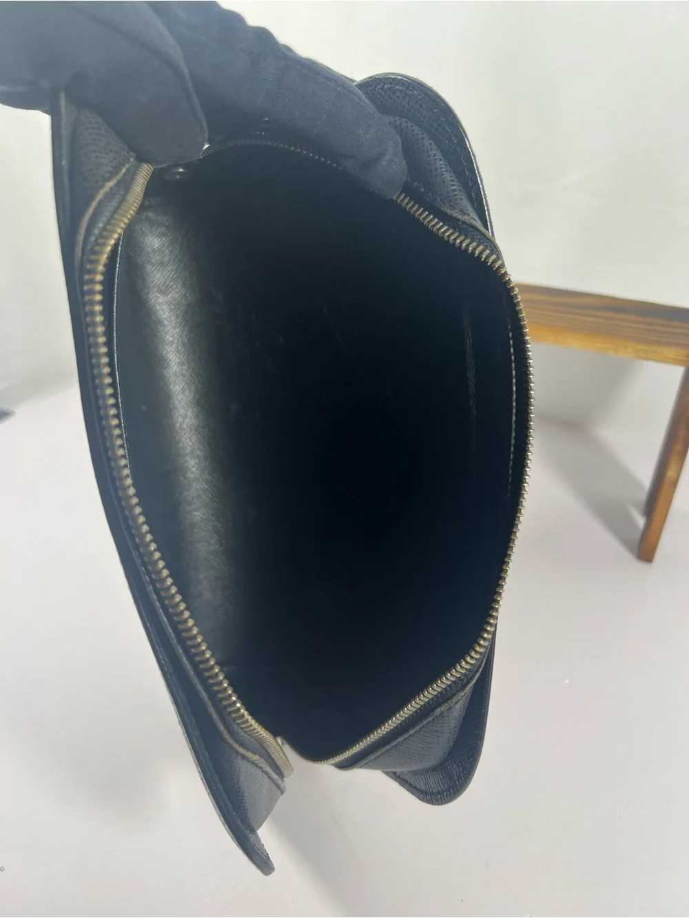 7091: Louis Vuitton Taiga Leather Zip Wristlet Clutch Black